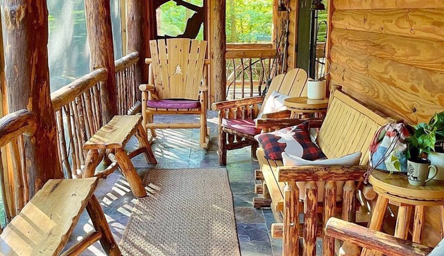 Luxury Spa Cabin by the Creek w Hot Tub, Luxury Spa Cabin by the Creek w/Hot Tub