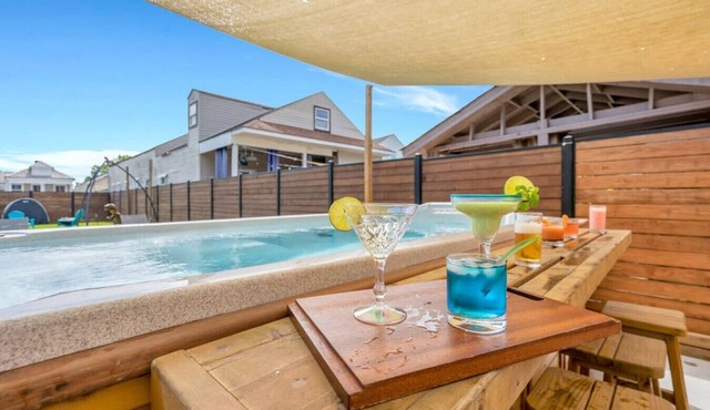 Luxury w/Swim Spa, Games, Walk to French Quarter!