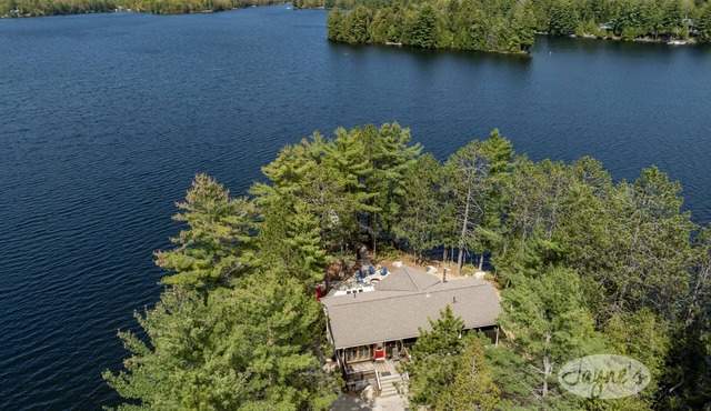 Magnificent 4 bedroom, 2 bath cottage, panoramic view of Kawagama Lake! 2 acres!