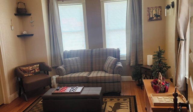 Main Floor Fully Furnished 2 Bedrooms, 1 King Bed, 1 Queen Bed,