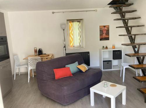 Maison Kyprea: charmant appartement/duplex , spacieux, tout confort avec terrasse extérieure privée, parking privatif , vue pittoresque sur la citadelle de Corté et les montagnes.