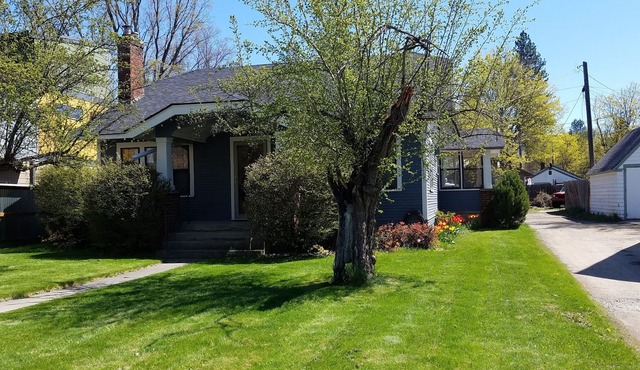 Mid town/downtown Bungalow. Fully furnished. great location to lake and shops