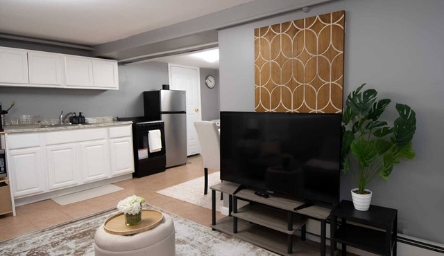 Modern 1 BR suite w/private entrance , Quiet, comfortable, Long stays welcome