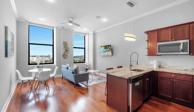 Modern 1BR with Rooftop Pool & Gym