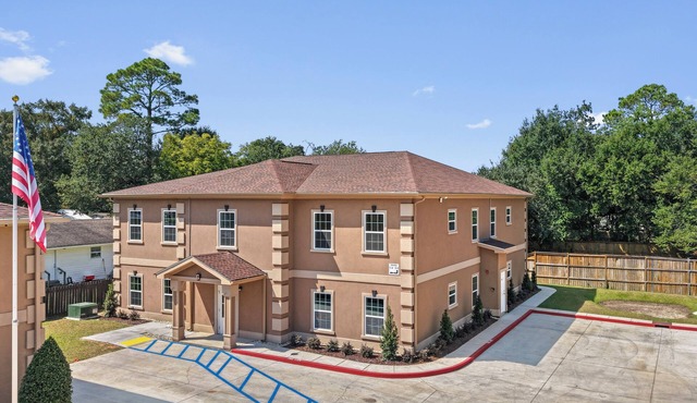 Modern 2-Bedroom Villa with WiFi, Kitchen, Pool apartment in D'Iberville