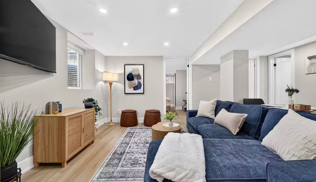 Modern 2 King Suite Parking DT Whitby