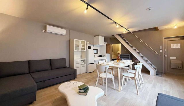 Modern 2-Story Apt Near Peace Park Sleeps 10