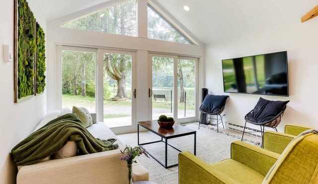 Modern 3-bedroom cabin with Hot Tub and Private Pond