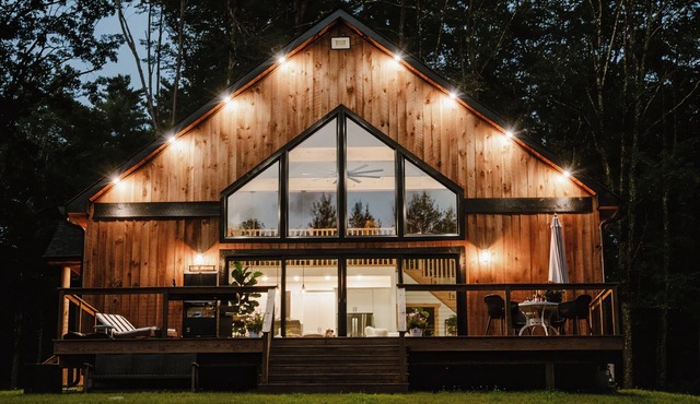 Modern Artsy Luxe Cabin with Pond and Fire pit in Narrowsburg, Near Bethel Woods