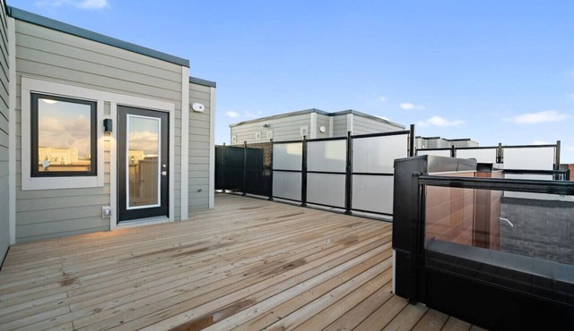 Modern Getaway with Smart TVs Laundry & Workspace