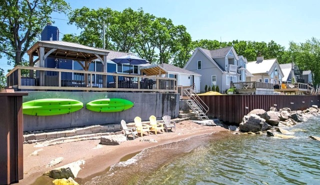 Modern Lake House with Incredible Deck and Jacuzzi in Ontario