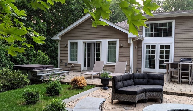 Modern Luxurious Country Retreat w/Sauna + Hot tub 1hr from NYC