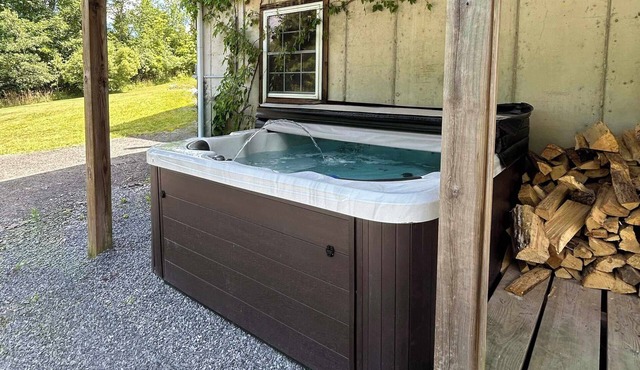 Modern, Pet-Friendly, Hot Tub and Fire Pit!