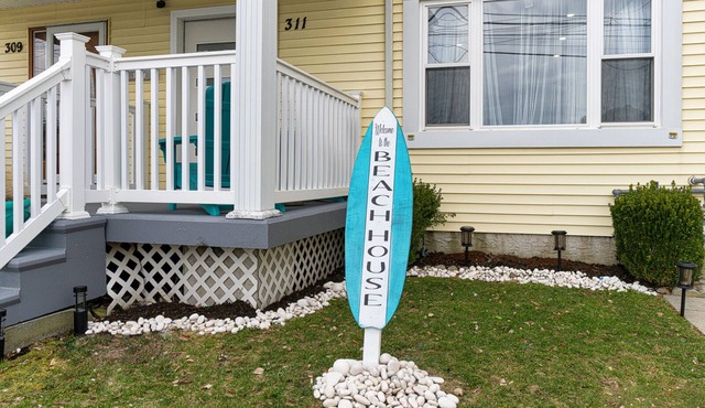 Modern vacation rental w/hot tub. 15 minutes from the airport