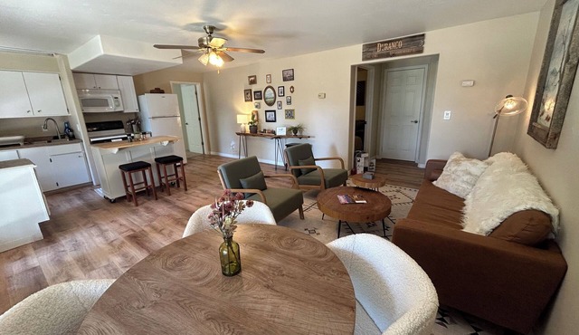 MOUNTAIN OASIS NESTLED IN THE PINES. HOT TUB. TRAILS-PICKLEBALL-THEATRE ROOM