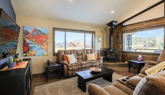 Mountain Views! Cozy, Modern Home in Great Location