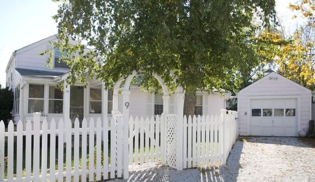 Nama-stay, sweet pink Saugatuck Shores beach cottage