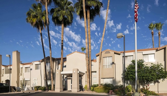Near Arizona Capitol! Unit with Full Kitchen! Pool, Parking, FREE Breakfast!