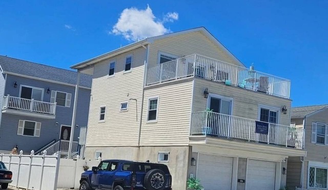 Near Beach Very Large LUX Family Rental - 4BR- 2 Bath, - Sundeck, Game room,