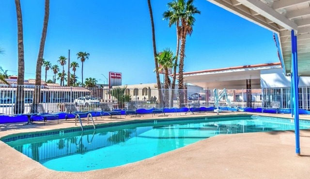 Near Colorado River Scenic Walks | Outdoor Pool & Free Parking