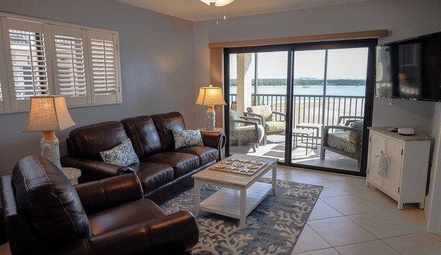New Beachfront Condo - Breathtaking Views & Pool