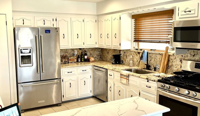 New Beachside Apartment - 2min walk to the Boardwalk and Surfing Beach!