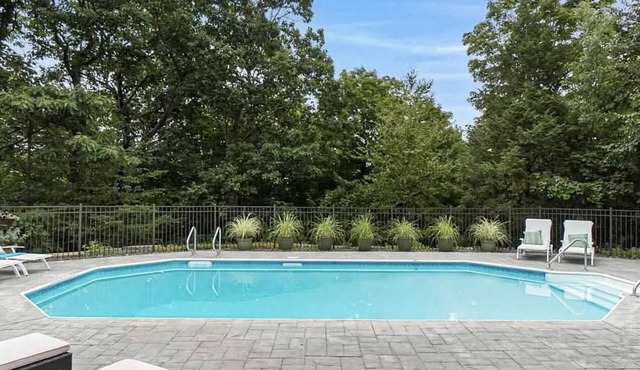 NEW! Gorgeous spacious family escape with Pool & Mountain views