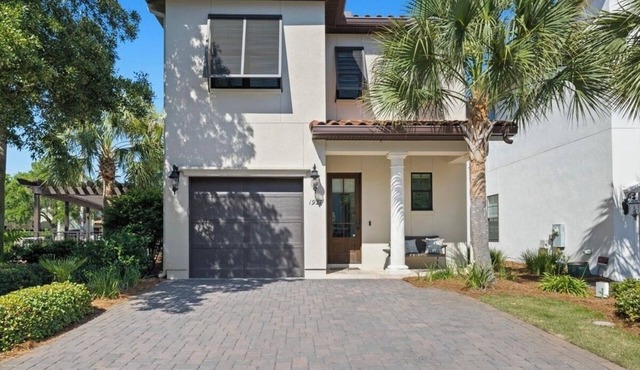 New Listing! Welcome to Bella Villa! In Sandestin with a 6 seater Golf Cart!
