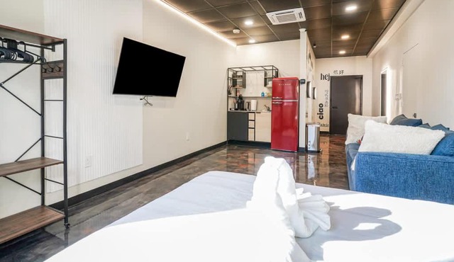 New Loft 3 min to CMU Pitt Sleeps 4