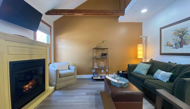New! Romantic Agrihood Bungalow Getaway-Fireplace/WiFi