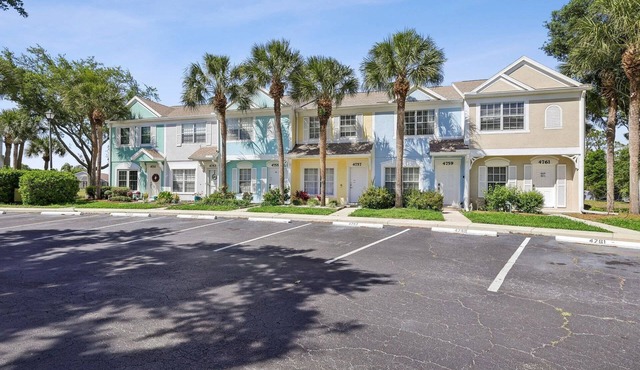New To Market- Quiet Lakeview Townhome- Pool, Tennis, and Comfort