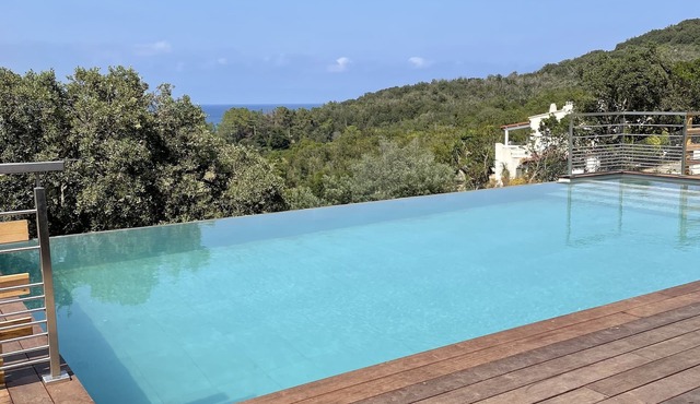 New villa with large heated pool and sea view