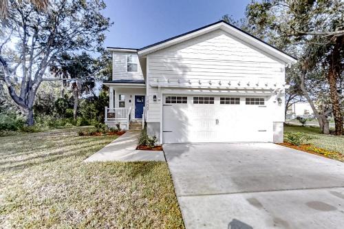 Newly-built 2-story home near the ocean with patio, washer/dryer, streaming