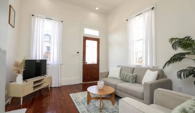 Newly Renovated Modern Home Sleeps 3 W/W+D