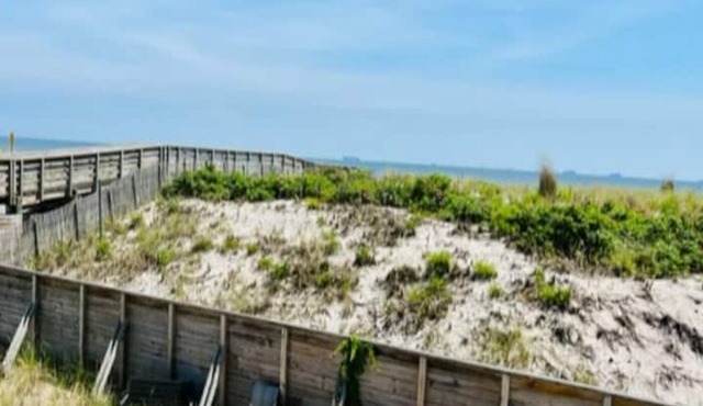 Newly-Renovated One-Bedroom on the Beach