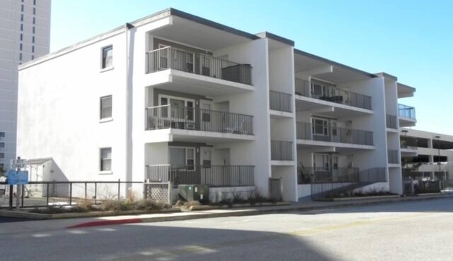 Ocean Block Condo, porch, 1st floor, steps to beach, updated, full kitchen, lg dining table, wifi!