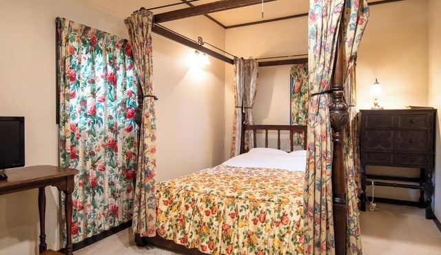 Old British style cottage double with Westernstyle bath and openair bath/Nikko Tochigi