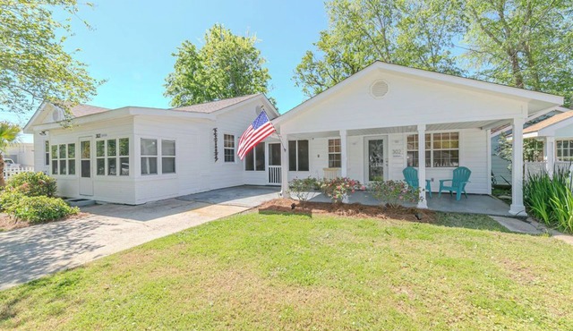 Old Town Beach Bungalow~ 2 blocks from Main St. and Beach Blvd.