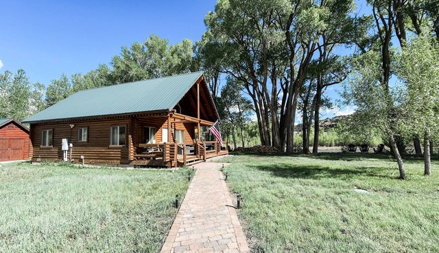 On the river. Private patio. 2 large yards. Dog friendly. Stargazing