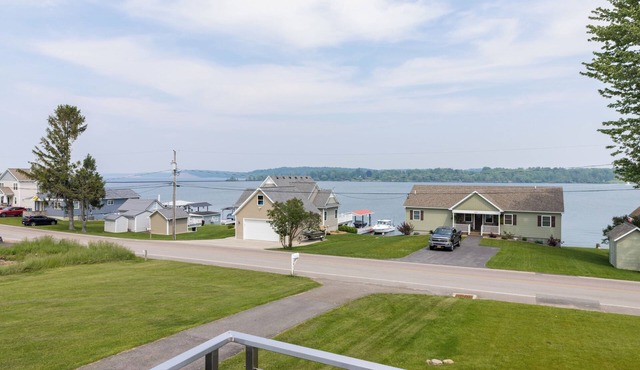 Ontario Blue. Modern 3-bedroom house with AC in charming Fair Haven.