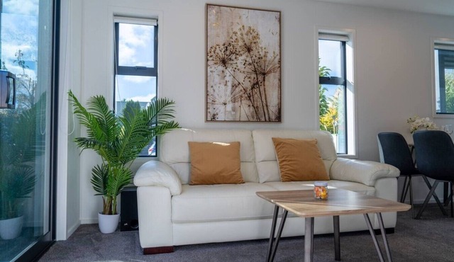 Parkside Retreat-Modern Comfort Near the Hospital