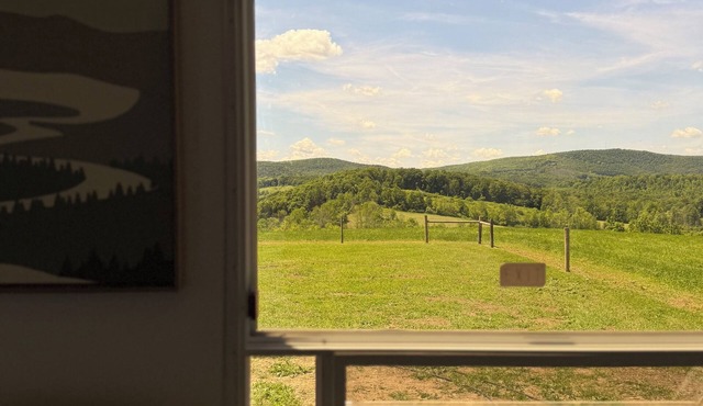 Pasture Perch: Renovated Camper, Farm Setting & Mountain Views Near Dream Park