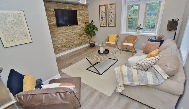 Patio/Chestnut Hill/2 BR/1.5 BA