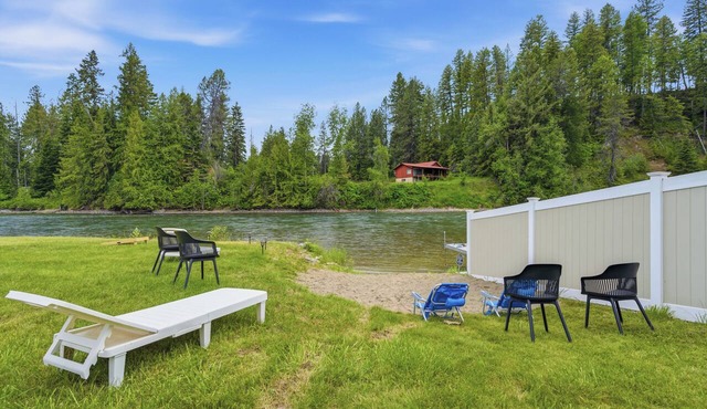 Peaceful Priest River with sandy beach. Boat, float, swim in no wake zone!