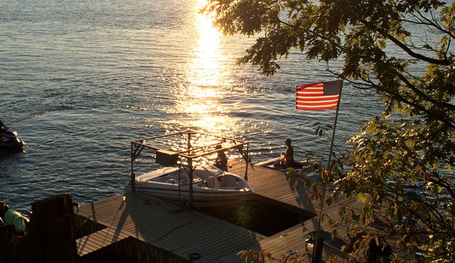 Peaceful secluded roomy lake house, beautiful location lovely waterfrontage