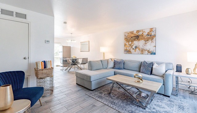 Peaceful Townhouse Walking Distance to Old Town, 4 Pools