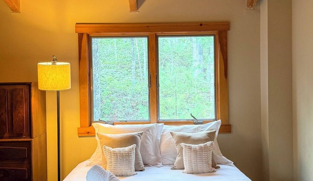 PERFECT ESCAPE For Total Privacy, Rustic Modern Cabin, 15 Pvt. Ac, WiFi, Heat/AC