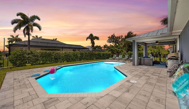 Perfect Getaway, Anytime of Year, Sunny, Clean, Spacious & Ideally Located!