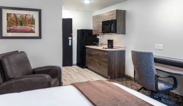 Pet-Friendly 2-Queen Stay | Full Kitchen | 2.7 mi to Skyline Regional Park