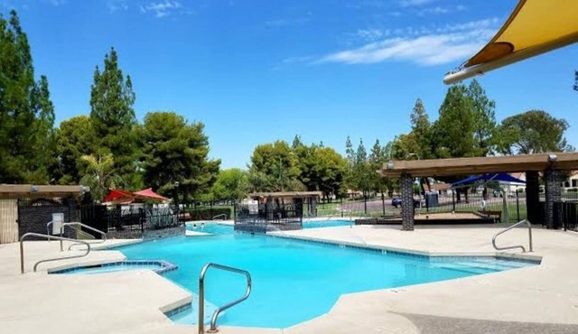 Pet-Friendly 2BR Retreat King Suite Pool & Hot Tub Access Workspace